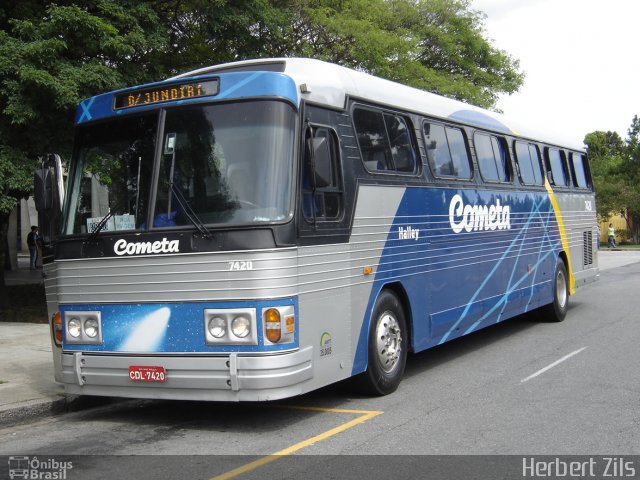 Viação Cometa 7420 na cidade de Curitiba, Paraná, Brasil, por Herbert Zils. Número da foto: #777535.