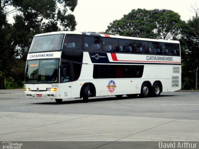 Auto Viação Catarinense 2086 na cidade de Curitiba, Paraná, Brasil, por David Arthur. Número da foto: #781352.