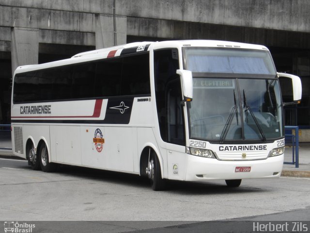 Auto Viação Catarinense 2250 na cidade de Curitiba, Paraná, Brasil, por Herbert Zils. Número da foto: #800890.