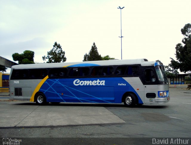 Viação Cometa 7428 na cidade de Curitiba, Paraná, Brasil, por David Arthur. ID da foto: 809659.