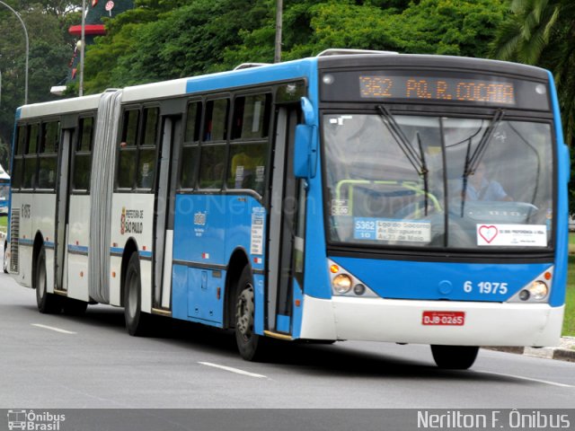 Viação Cidade Dutra 6 1975 na cidade de São Paulo, São Paulo, Brasil, por Nerilton F.  ônibus. Número da foto: #770569.