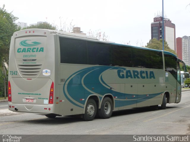 Viação Garcia 7242 na cidade de Curitiba, Paraná, Brasil, por Sanderson Samuel. Número da foto: #1354737.