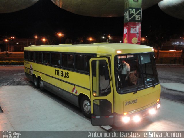 Viação Itapemirim 30095 na cidade de Uberlândia, Minas Gerais, Brasil, por Antonio de Bastos  e Silva Junior. Número da foto: #1402977.