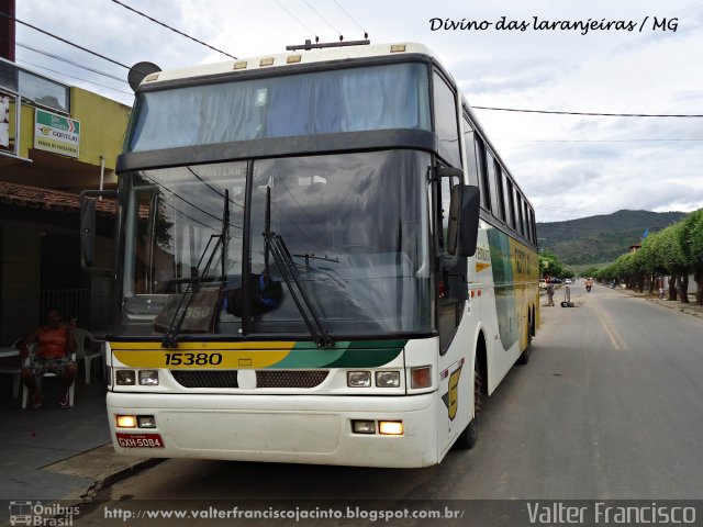 Empresa Gontijo de Transportes 15380 na cidade de Divino das Laranjeiras, Minas Gerais, Brasil, por Valter Francisco. Número da foto: #1411255.