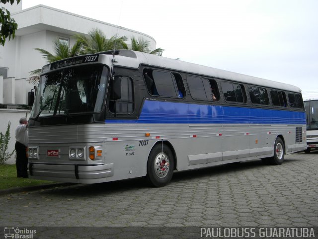 Ônibus Particulares 7037 na cidade de Guaratuba, Paraná, Brasil, por Paulobuss  Guaratuba. Número da foto: #1465375.