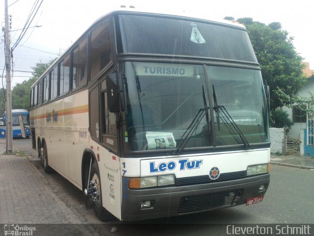 Leotur Turismo 17099 na cidade de Santa Maria, Rio Grande do Sul, Brasil, por Cleverton Schmitt. Número da foto: #1444402.