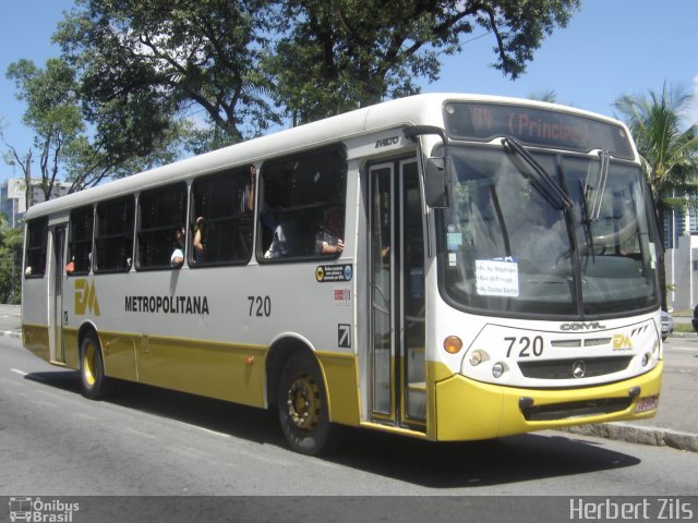 Empresa Metropolitana 720 na cidade de Recife, Pernambuco, Brasil, por Herbert Zils. Número da foto: #852648.