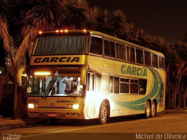 Viação Garcia 6004 na cidade de Curitiba, Paraná, Brasil, por Michel de Oliveira. Número da foto: #855953.