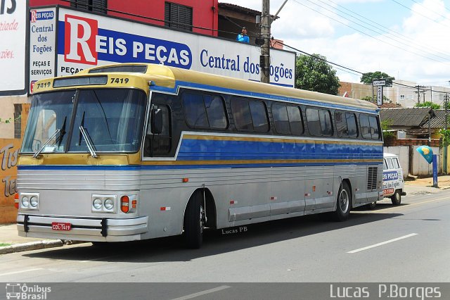 Ônibus Particulares 7419 na cidade de Araxá, Minas Gerais, Brasil, por Lucas Borges . Número da foto: #863964.