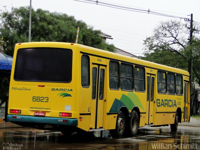 Viação Garcia 6823 na cidade de Maringá, Paraná, Brasil, por Willian Schimitt. Número da foto: #876721.
