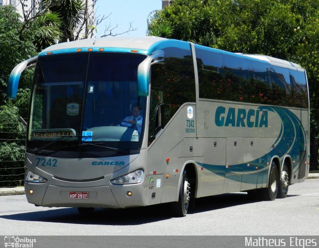 Viação Garcia 7242 na cidade de Curitiba, Paraná, Brasil, por Matheus Etges. Número da foto: #827336.