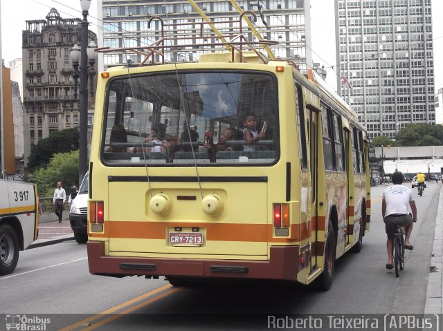 Metra - Sistema Metropolitano de Transporte 7213 na cidade de São Paulo, São Paulo, Brasil, por Roberto Teixeira. ID da foto: 828083.