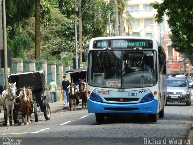 Viação Cascatinha 5001 na cidade de Petrópolis, Rio de Janeiro, Brasil, por Richard Wagner. Número da foto: #832561.