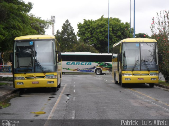Viação Itapemirim 44211 & 44205 na cidade de Curitiba, Paraná, Brasil, por Patrick  Luis Aifeld. Número da foto: #839382.