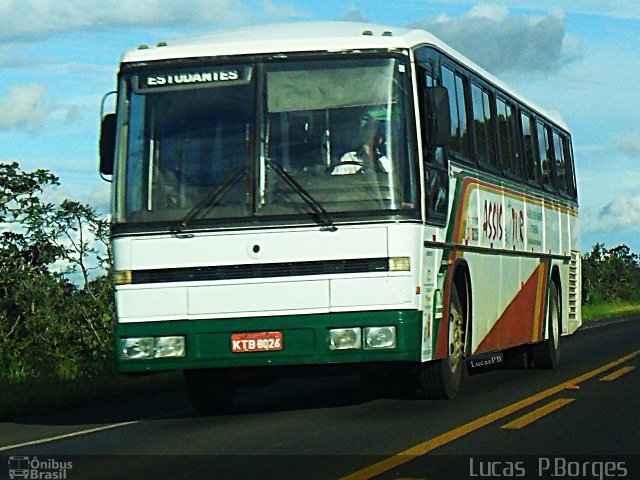 Ônibus Particulares 8026 na cidade de Santa Juliana, Minas Gerais, Brasil, por Lucas Borges . ID da foto: 915604.