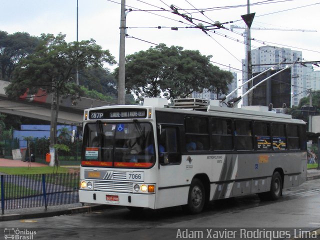 Metra - Sistema Metropolitano de Transporte 7066 na cidade de São Bernardo do Campo, São Paulo, Brasil, por Adam Xavier Rodrigues Lima. Número da foto: #919491.