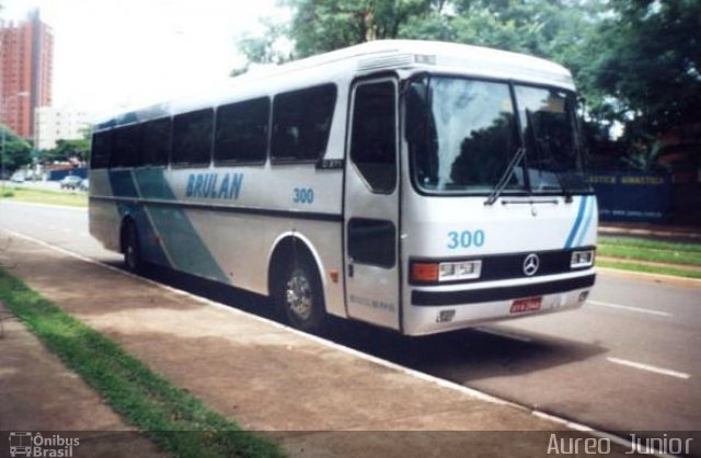 Brulan Transportes 300 na cidade de Maringá, Paraná, Brasil, por Aureo  Junior. Número da foto: #980914.