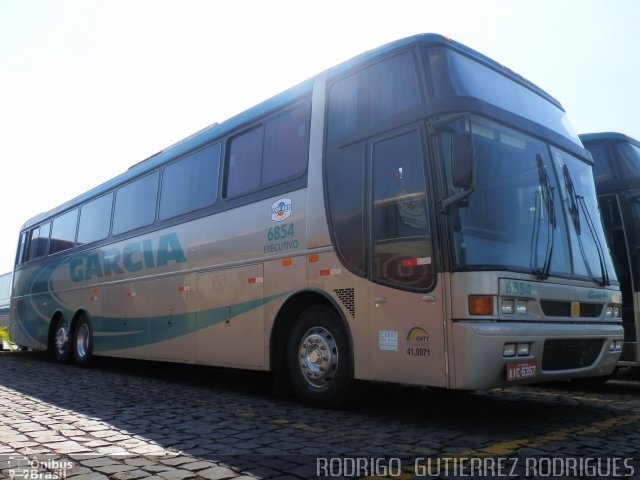 Viação Garcia 6854 na cidade de Londrina, Paraná, Brasil, por Rodrigo  Gutierrez Rodrigues. Número da foto: #983611.