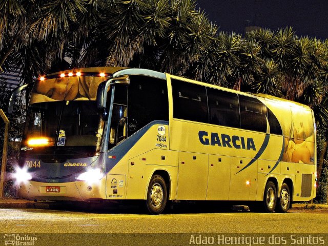 Viação Garcia 7044 na cidade de Curitiba, Paraná, Brasil, por Adão Henrique dos Santos. Número da foto: #1034455.