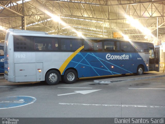 Viação Cometa 7692 na cidade de Praia Grande, São Paulo, Brasil, por Daniel Santos Sardi. Número da foto: #1090746.