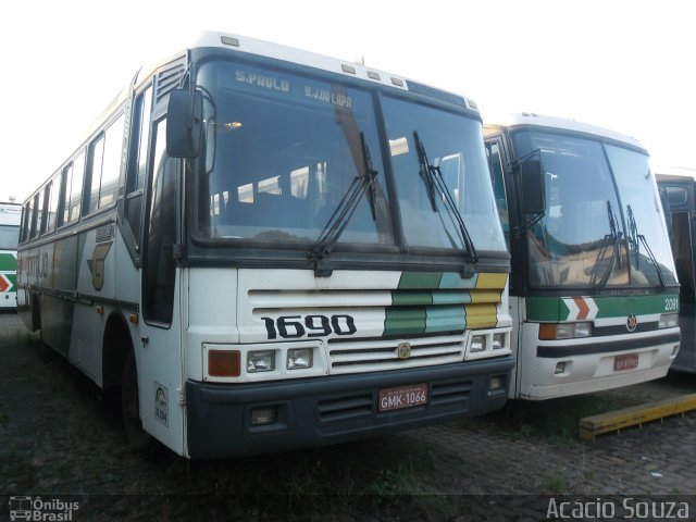 Empresa Gontijo de Transportes 1690 na cidade de Belo Horizonte, Minas Gerais, Brasil, por Acácio Souza. ID da foto: 1096339.