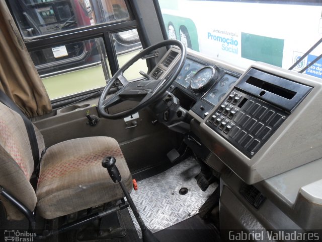 Ônibus Particulares 157 na cidade de Divinópolis, Minas Gerais, Brasil, por Gabriel Valladares. Número da foto: #1081487.