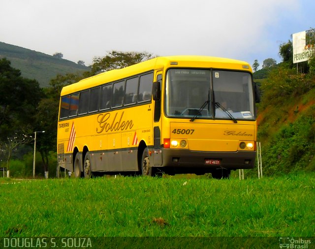 Viação Itapemirim 45007 na cidade de Manhuaçu, Minas Gerais, Brasil, por Douglas Kalladim. Número da foto: #1080662.