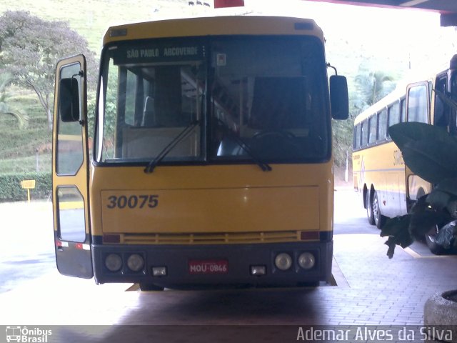 Viação Itapemirim 30075 na cidade de Queluz, São Paulo, Brasil, por Ademar Alves da Silva. ID da foto: 1166346.