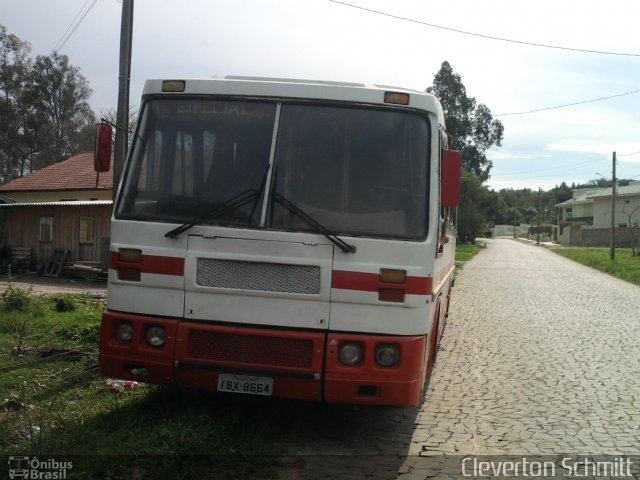 Ônibus Particulares 8664 na cidade de Santa Maria, Rio Grande do Sul, Brasil, por Cleverton Schmitt. ID da foto: 1227715.