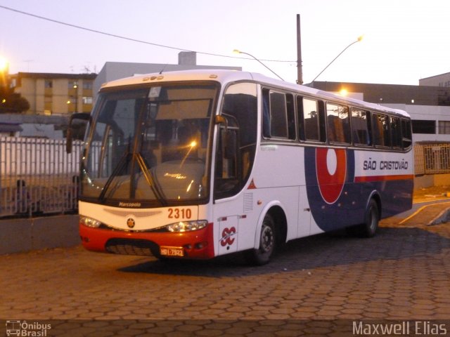 Viação São Cristóvão 2310 na cidade de Divinópolis, Minas Gerais, Brasil, por Maxwell Elias. Número da foto: #1268501.